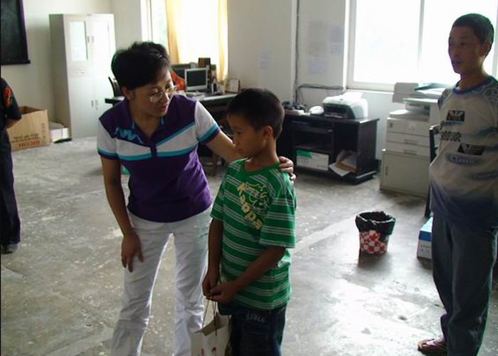 看望我所资助的灾区儿童